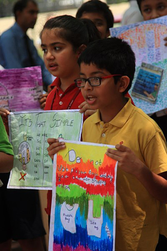 2012-4-22 Shri Ram School students celebrated the Earth Day at Galleria Market, 'say no to plastic bags'