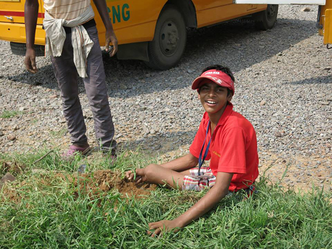2013-9-vishwas school planting. hum mein hai vishwas 3