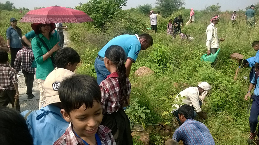 2015-8-28 MCD school children came for the HDFC Life planting, they really enjoyed the outing, it was a treat to be with them