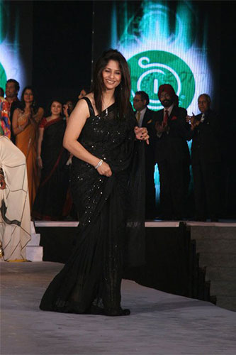 2011-11-21 Reach....Woman in Black...Beautiful Anjali Khatri